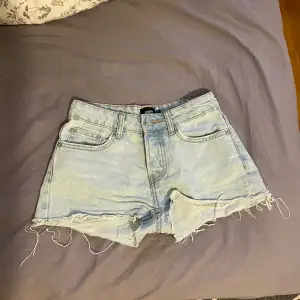 Jätte fina jeans shorts! Använda mycket sparsamt och i fint skick!💞 