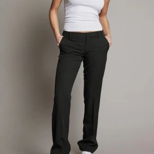 Kostymbyxor Vera low waist BikBok - Näst intill oanvända, helt i nyskick! Säljes då de är för långa på mig som är 1,61. Såå snygga!! 