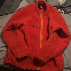 Helly Hansen  - Tja säljer min helly hansen tröja som jag har aldrig använt då den är för liten för mig helt ny inga hål eller skador. Nyköpt för två tusen