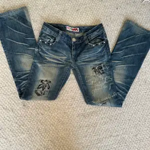 Snygga jeans med coola detaljer🤍🤍 midjemått är 38 och innerbenslängden är 81, skriv gärna om ni har några frågor 