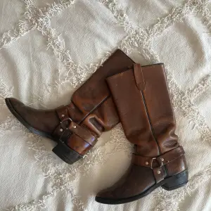 Här har vi dem, dem perfekta cowboy bootsen! Från wrangler  Storlek 6,5 (37)  Läder med metal buckle. 