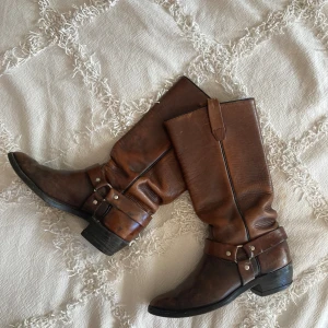 Vintage retro wrangler 37 boots cowboy western cowgirl boots  - Här har vi dem, dem perfekta cowboy bootsen! Från wrangler  Storlek 6,5 (37)  Läder med metal buckle. 