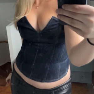 jeans korsett från zara - Intressekoll på denna populära jeanskorsetten från Zara. Den har dragkedja där bak. Inga defekter. Köpt för 350 här på plick och använd 2 gånger av mig. Buda gärna!!