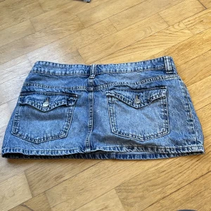 Lågmidjad jeanskjol - lågmidjad jeanskjol i storlek 38. perfekt skick,   säljes då den inte är min stil💕   