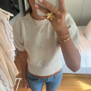 Stickad topp - Supersöt stickad tröja i beige💓 Storlek S. Går bra att trycka på ”köp nu”⭐️