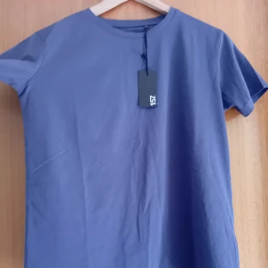 T-shirt - Oanvänd och förtjänar ett nytt hem där den uppskattas då materialet är jätte skönt. Säljer likadana i olika färger så in och kika!