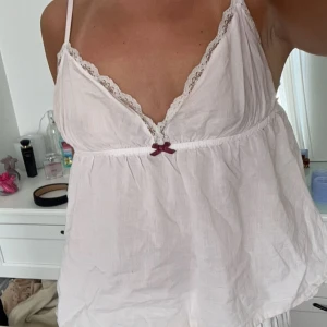 Topp från odd Molly  - Jag säljer nu denna jättefina toppen eftersom jag inte har någon användning för den längre. Ljusrosa med en röd rosett.