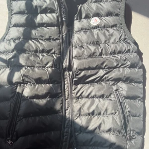 Moncler väst - Använt minst en vecka skicket som ny jätte fin men har ingen användning av västen köpt från moncler för (8990kr) möts helst upp