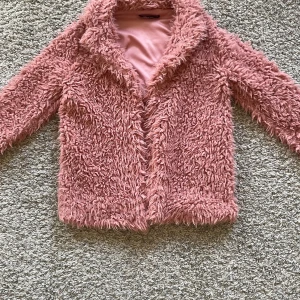Teddy jacka - Säljer denna söta jacka från Gina tricot som inte finns att köpa. Säljer den pågrund av att den är för stor för mig. Aldrig använd, alltså i nyskick