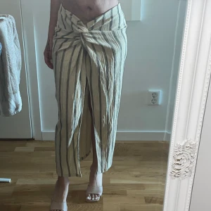 Kjol med slits - Lång och luftig kjol med slits i mitten