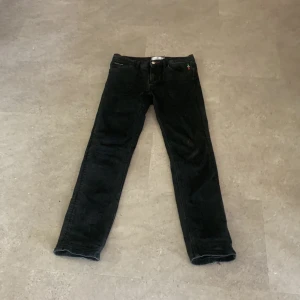 PHILIPP PLEIN JEANS - Tjena! Seljer mina Philipp plein jeans för dom är lite förstora i midjan. 10/10 i skick och är såklart äkta. Storlek X-XS tror jag min Lill kusin klippte av storlekslsppen🥲