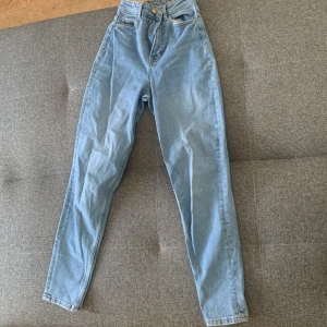 Jeans - Jeans med hög midja och raka ben
