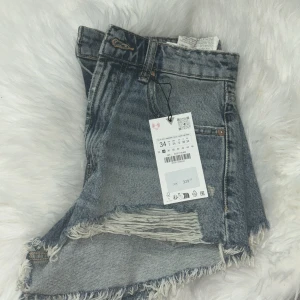 Zara shorts  - Lägger upp samma annons igen! Ett par Sara shorts som är helt oanvända. Säljs på grund av att dem var för små för mig. Tryckej på köp direkt utan kontakta mig om du är intresserad. Pris går att diskutera.❤️