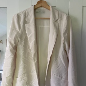 Blazer från Zara - Tunn blazer i äggvit färg från Zara! Legat i garderoben, så därav något skrynklig. Annars i toppenskick 💕 Passar XS till liten S