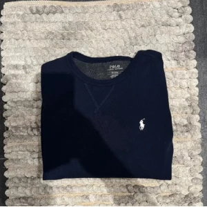 Ralph lauren sweatshirt  - Marinblå Ralph lauren sweatshirt | skick 8/10 - storlek :M - nypris 1400 - mitt pris:399 - Skriv för fler frågor eller funderingar👍