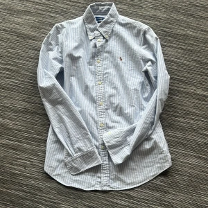 Ralph lauren skjorta - En Ralph lauren skjorta i nyskick. Riktigt snygg nu till sommaren. Nypriset ligger på 1500.