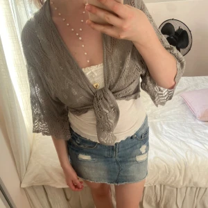 Virkad kofta  - Perfekt kofta nu till sommaren💕Blir jätte fin om man knyter den eller har den som den är💕 Lite kortare ärmar! Storlek 40/42 på lappen men passar bra på mig med 38/M💕