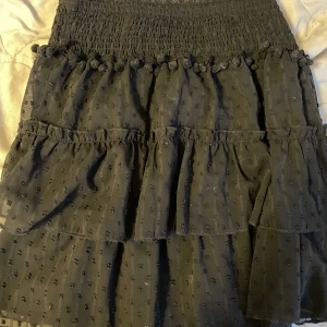 Svart kjol - Rätt så använd kjol men i fint skick i färgen svart, storlek M. Den är prickig om man kollar väldigt noga. Enkel och passar bra för sommaren!