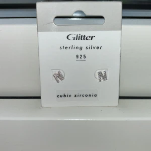 N örhängen  - Örhängen från glitter med bokstaven N. Säljer eftersom att jag har ett par som är likadant priset går att diskutera tryck ej på köp direkt utan kontakta mig om du skulle vilja köpa.💍❤️🛍️