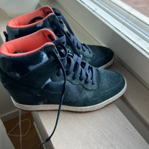 Nike Women's Shoes Dunk Sky Hi Print - Nike Women's Shoes Dunk Sky Hi Print Wedges. Color: Armory Navy/White 543258-401 Shoes använd ett par gånger 