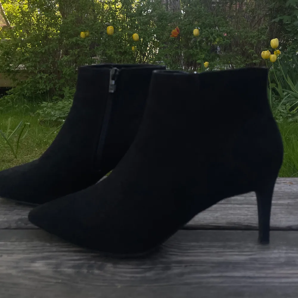 Svarta klackar i size 37, fungerar på både sommar som vinter! Använda tre gånger.. Skor.