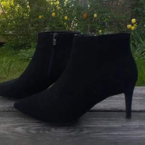 Svarta klackar i size 37, fungerar på både sommar som vinter! Använda tre gånger.