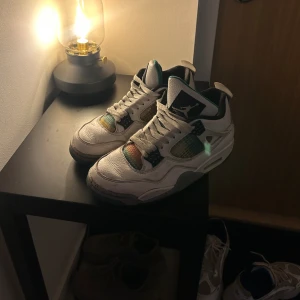 Jordan 4 air - Säljer mina Jordan 4s med unika färger köpte på SNS för cirka 2999kr.  Vill kolla intresset, kommer rengöras. 