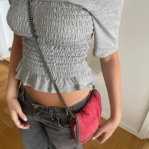 Stella McCartney väska - ”Stella McCartney Shaggy Deer Falabella Crossbody bag” i färgen bright viral❤️Äkta! Skriv privat för mer info❤️ Som jag visar på sista bilden har den en liten svart prick/fläck jag inte kunnat få bort vet inte om det går att få bort den❤️Därav priset!❤️ 