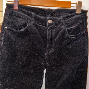 Svarta manchesterjeans - Storlek: 38/40 Använd: Nästan aldrig