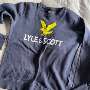 Mörk blå lyle & scott tröja - Mörk blå lyle & scott tröja i storlek small