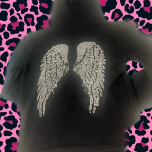Hoodie med ängel vingar  - Hoodie med ängel vingar. Köpte från sellpy. 