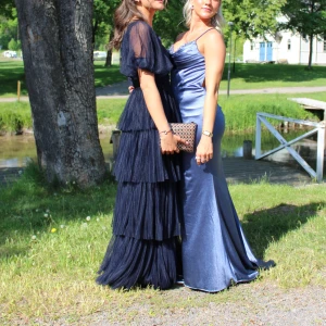 By Malina balklänning  - Säljer min fina balklänning från by Malina! Endast använd en gång, köpt för 4500 förra året, finns ej kvar längre..🩷 Är 169cm och bär klackar på 5cm på bilderna.