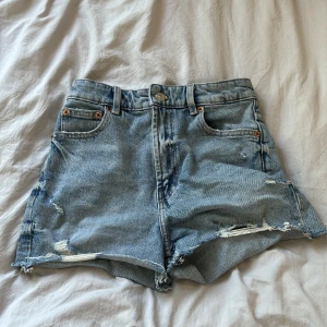 Zara jeans shorts - Jeans shorts från zara som är perfekta till sommaren💗 använda få gånger och i nästan nyskick, säljer för har andra dom är nästan exakt likadana💕nypris 329