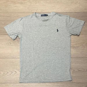 Ralph Lauren T-shirt - Säljer denna otroligt snygga och stilrena T-shirten ifrån Ralph Lauren, i nyskick, då den inte passade som förväntat när jag köpte den. Storlek är L, men passar även M.