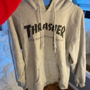 Thrasher hoodie - En grå thrasher hoodie, fint skick förutom snörerna som syns på bilden❤️