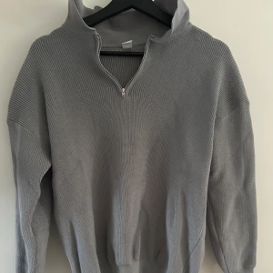 Grå tröja - Min lillebror har blivit 195 så vuxit ur en del kläder som jag nu säljer åt honom🤝 Vill ni ha bilder på hur kläderna sitter på så är det bara att skriva så löser vi☀️☀️  Denna är helt oanvänd☺️
