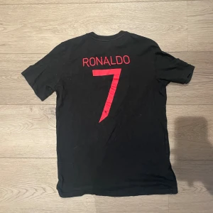Manchester United T-Shirt | Ronaldo #7 - Säljer denna asfeta Manchester United T-shirten, med Ronaldo #7 på ryggen, eftersom den inte passar längre. Skicket är väldigt bra och storleken är S