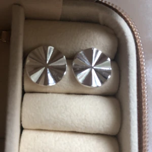 Silver örhängen ❤️ - Jätte bra skick❤️ super söta till en varm sommar dag när man är solbränd och har kommit upp från stranden❤️