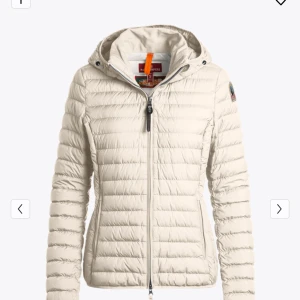Parajumper - Jacka köpt för ca 5000, små fläckar vid luvan och en fickan, inget som inte går bort vid tvätt (DM för bilder)💗därav lägre pris 
