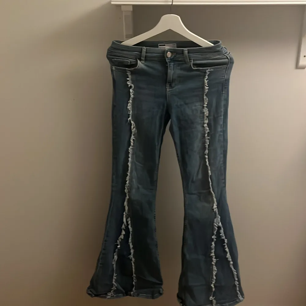 Säljer dess super coola Lågmidjade jeans från Bershka! Säljer då de är för långa för mig (jag är 161)! Tveka inte om att fråga om mer bilder💗😍. Jeans & Byxor.