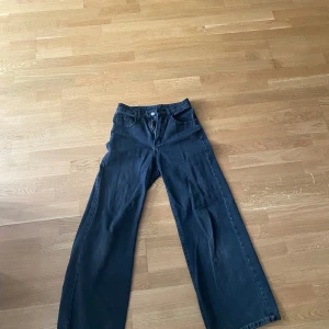 Svarta jeans - Svarta, högmidjade  Storlek XS/34 Använda jeans som inte kommer till användning längre. Lite trasiga i botten av ena benet