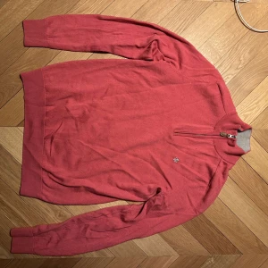 Morris zip - Säljer en rosa Morris zip tröja. Lite tecken på användning, litet hål på bröstet och små knoppror, de kan dock enkelt tas bort. Tröjan är i merino ull.