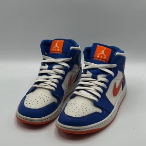 Jordan 1 Mid ’Knicks’ - Storlek 42, bra men använt skick - se sulor.