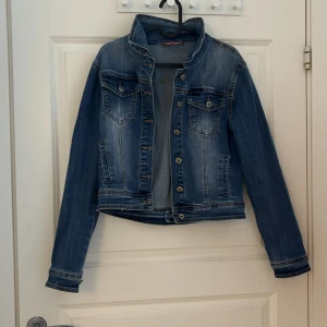 Jeansjacka  - Mycket fin jeansjacka. Köpt här på Plick men då var den i nyskick fast utan prislapp. Jag testade den bara, alltså är den fortfarande i nyskick. Den var egentligen i storlek L men satt mer som en S/ M. Skriv för mer information 💞