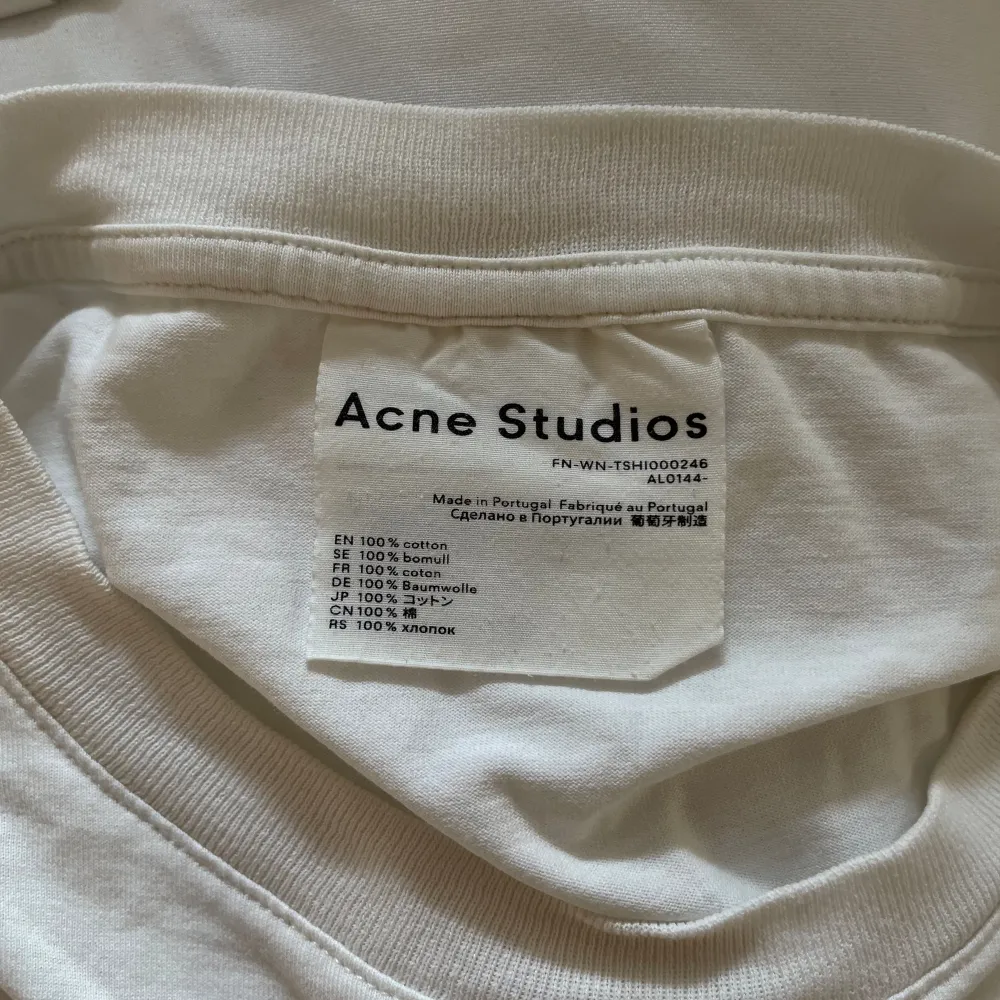 Vit croppad tshirt från Acne. Superbra skick. Är 164cm. Köpt på acne affären i norrmalm för ca 1 år sen för ca 2500kr. Vid snabb affär kan pris diskuteras💓. T-shirts.