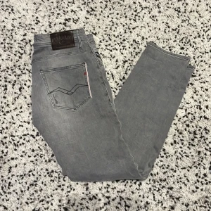Replay jeans  - Ett par riktigt feta jeans till sommaren, det är ett par replay anbass jeans i storlek 29/30. Hör av dig vid frågor 👌👌