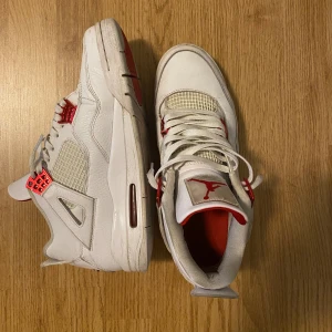 Jordan 4 metallic red - Säljer dessa fina jordan 4 då det inte kommer till användning längre. Väldigt bra skick 