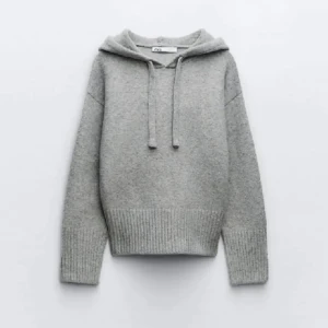 Stickad hoodie zara - Säljer denna superfina stickade tröjan från zara💕 