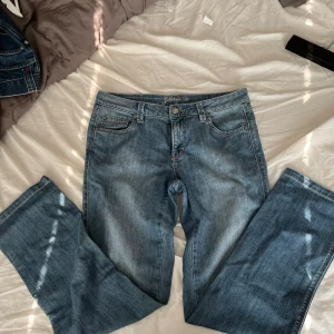 Low jeans - Superfina Lågmidjade jeans från flash