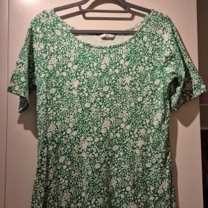 Klänning  - Grön blommig sommarklänning - oanvänd 